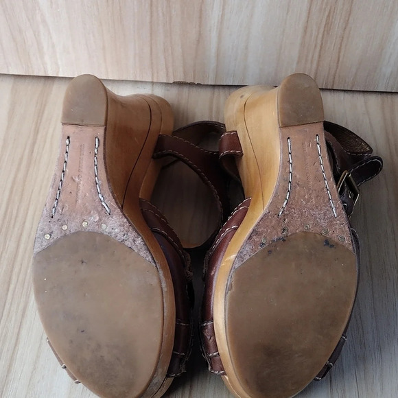Frye Women’s June T Straps Brown Leather Wooden Wedge Sandals Size 7.5 - Picture 6 of 8